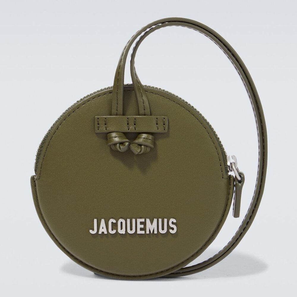 BNWT SS23 JACQUEMUS LE PITCHOU LEATHER CIRCLE NECK POUCH OLI